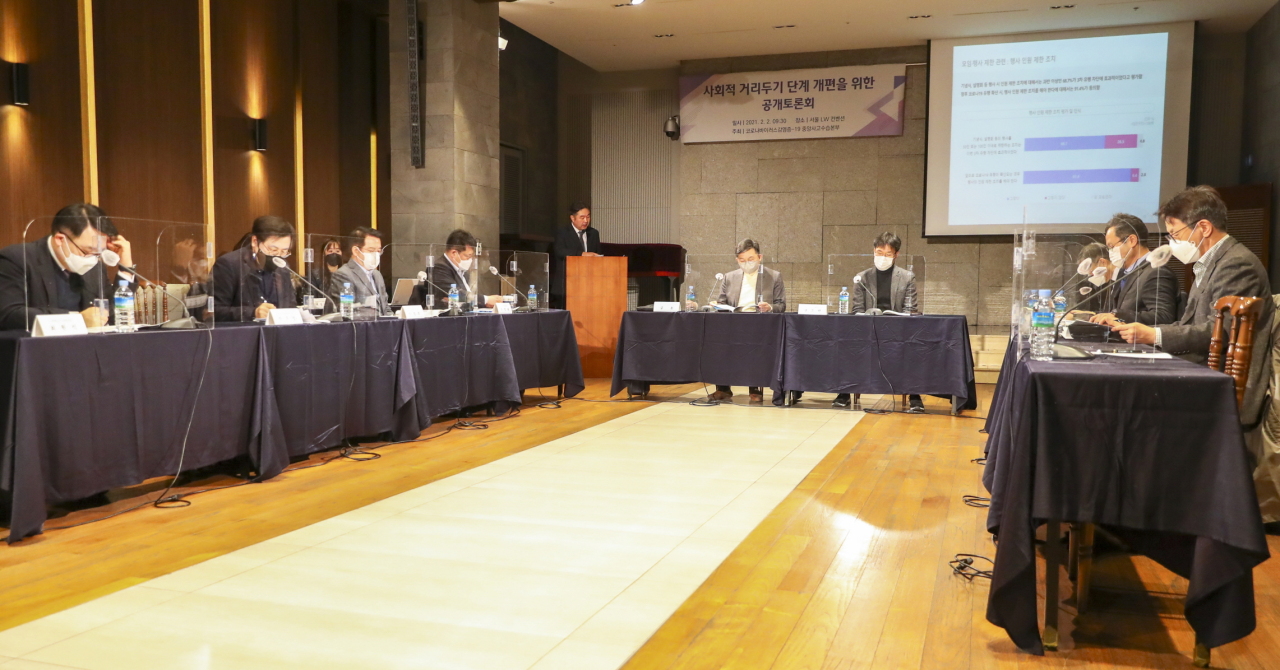 The Ministry of Health and Welfare on Tuesday invited a panel of experts to deliver their recommendations ahead of planned revisions to its social distancing guidelines. (Health Ministry)