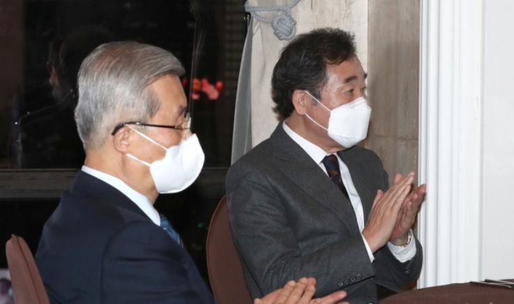 이낙연 더불어민주당 대표(오른쪽)와 김종인 국민의힘 비상대책위원장[연합]