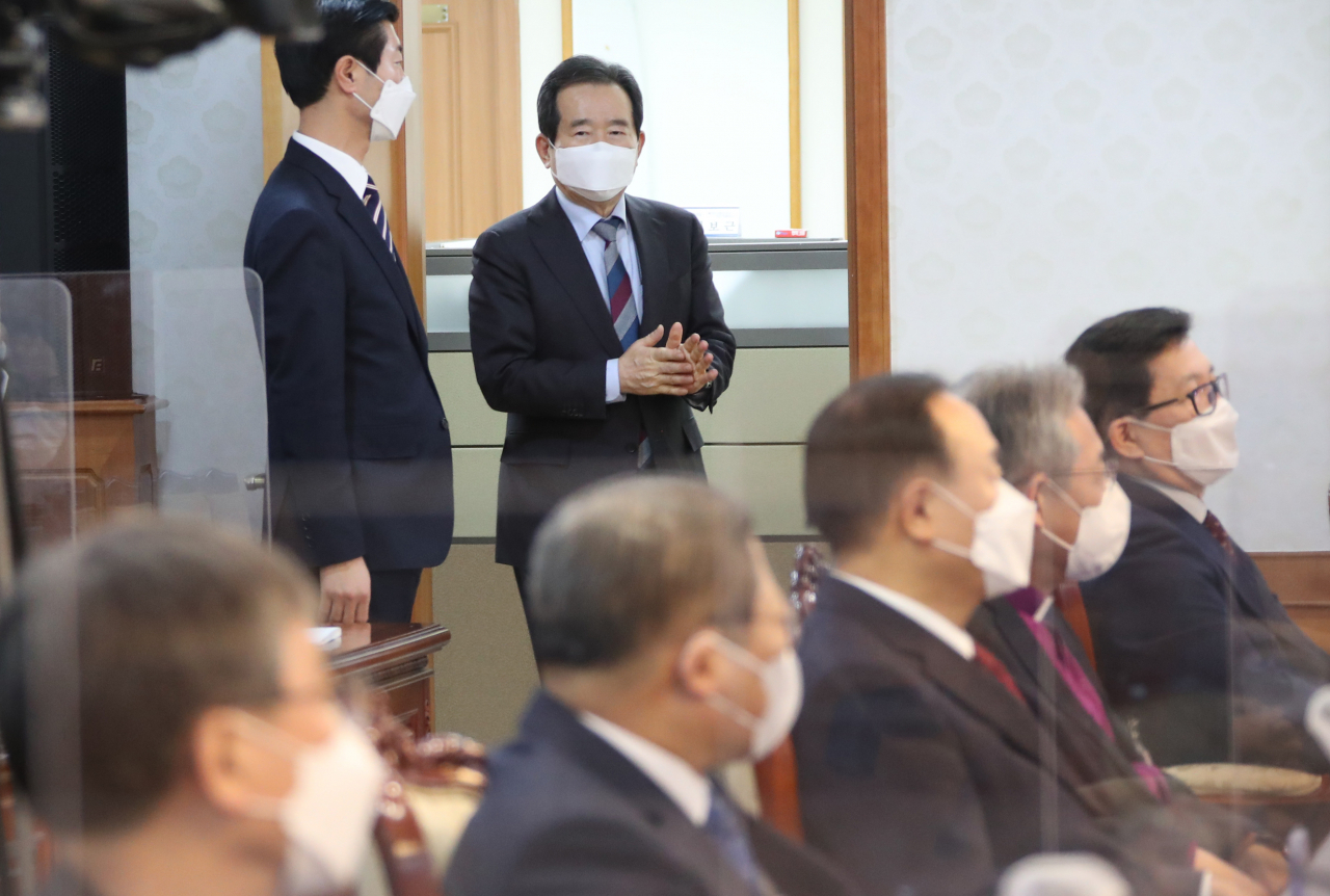 정세균 국무총리가 2일 정부서울청사에서 개신교계 지도자들과 만나러 회의실로 들어오고 있다. 연합뉴스