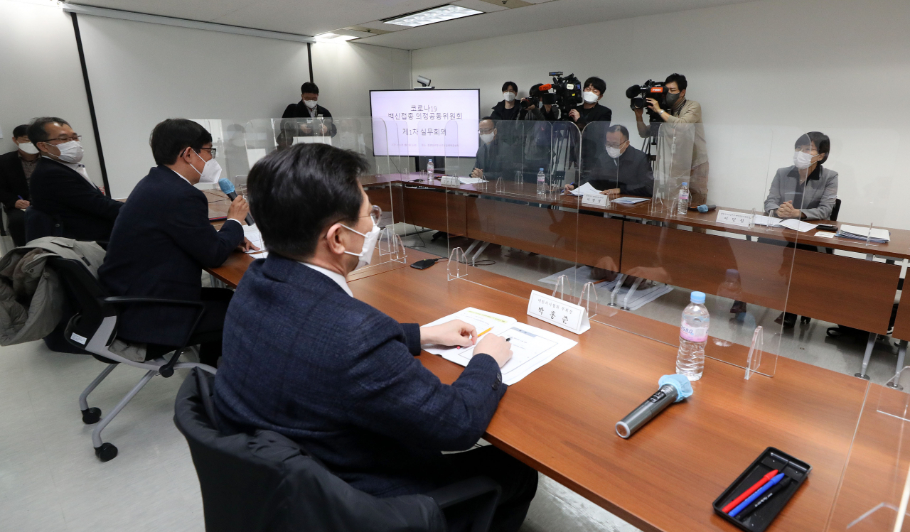 2일 오후 서울 서대문구 질병관리청 수도권질병대응센터에서 이민원 보건복지부 예방접종지원반장을 비롯한 정부 관계자와 박홍준 대한의사협회 부회장을 비롯한 의료계 관계자들이 코로나19 백신접종 의정공동위원회 제1차 실무회의를 하고 있다. 연합뉴스