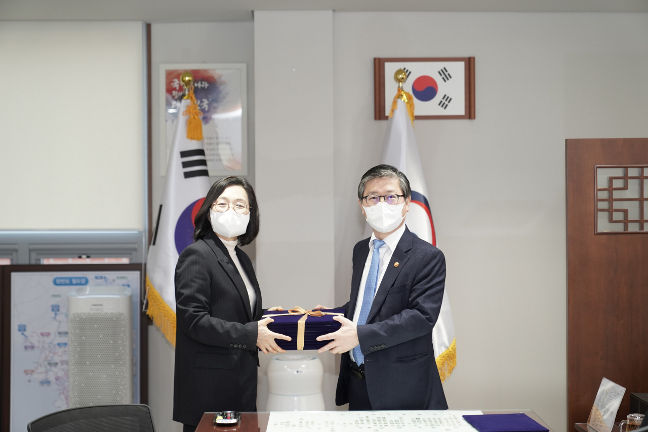 은수미 성남시장이 변창흠 국토교통부 장관에 트램도입 촉구 공동건의문을 전달했다.(성남시 제공]