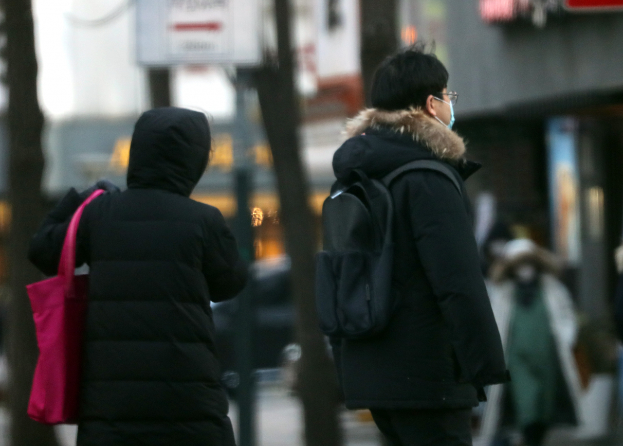 수은주가 급격히 떨어진 지난 2일 오전 서울 종로구 세종로에서 시민이 두꺼운 외투를 입고 출근하고 있다. [연합]
