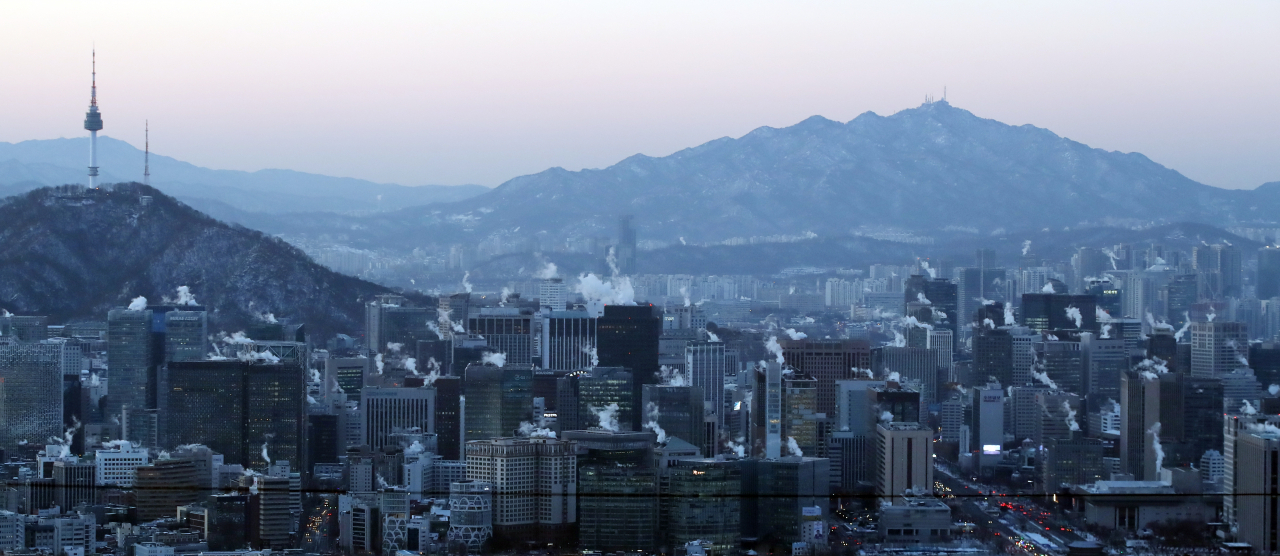 코로나19 여파로 기업의 신규 취업자 수가 감소했다. 경기 위축이 예상되는 올해도 대기업들의 비용 절감은 계속될 것으로 전망된다. 사진은 서울 도심 모습. [연합]