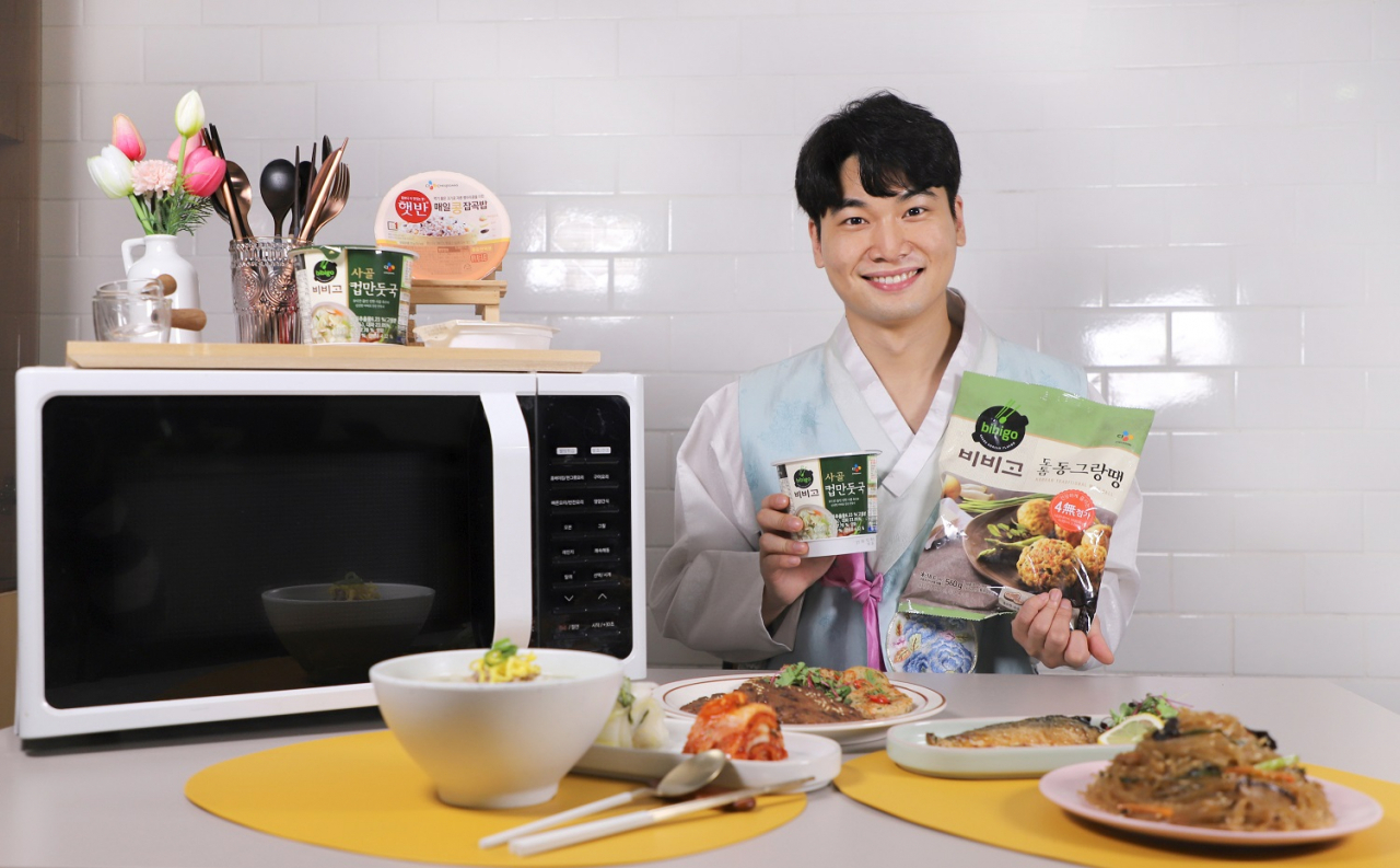 CJ제일제당 가정간편식(HMR) 제품으로 만든 명절 ‘1인 한상차림’을 남성 모델이 선보이고 있다.[CJ제일제당 제공]