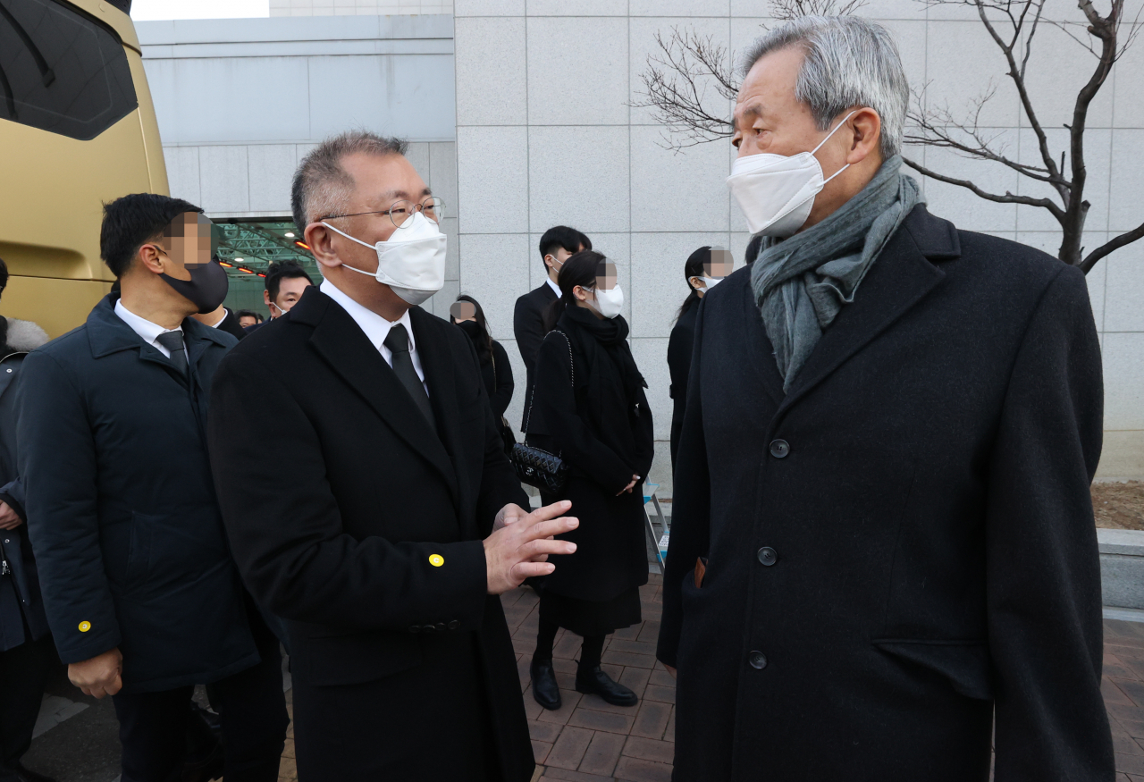 3일 오전 서울 송파구 아산병원 장례식장에서 고(故) 정상영 KCC 명예회장의 발인식이 끝난 뒤 정의선 현대차그룹 회장이 장례식장을 나서며 정몽준 아산재단 이사장과 대화하고 있다. [연합]