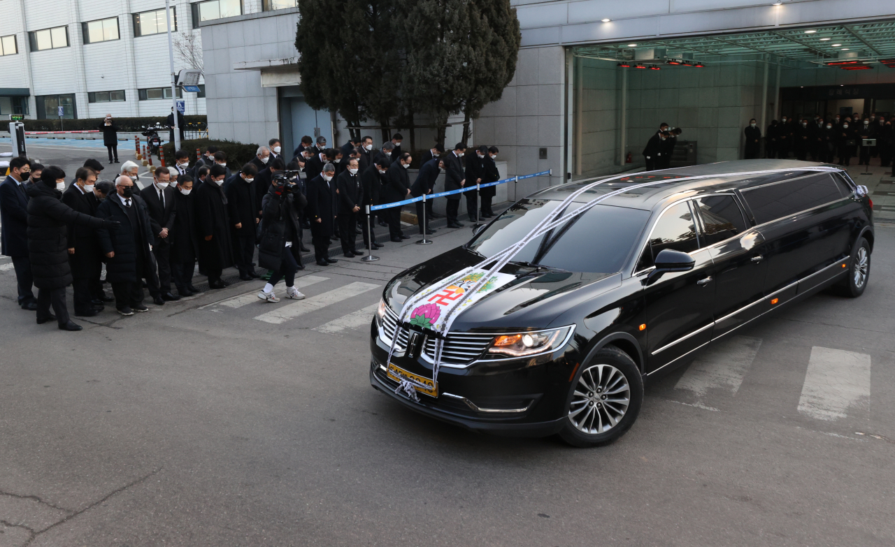 3일 오전 서울 송파구 아산병원에서 고(故) 정상영 KCC 명예회장의 운구차량이 장례식장을 빠져나오고 있다. [연합]