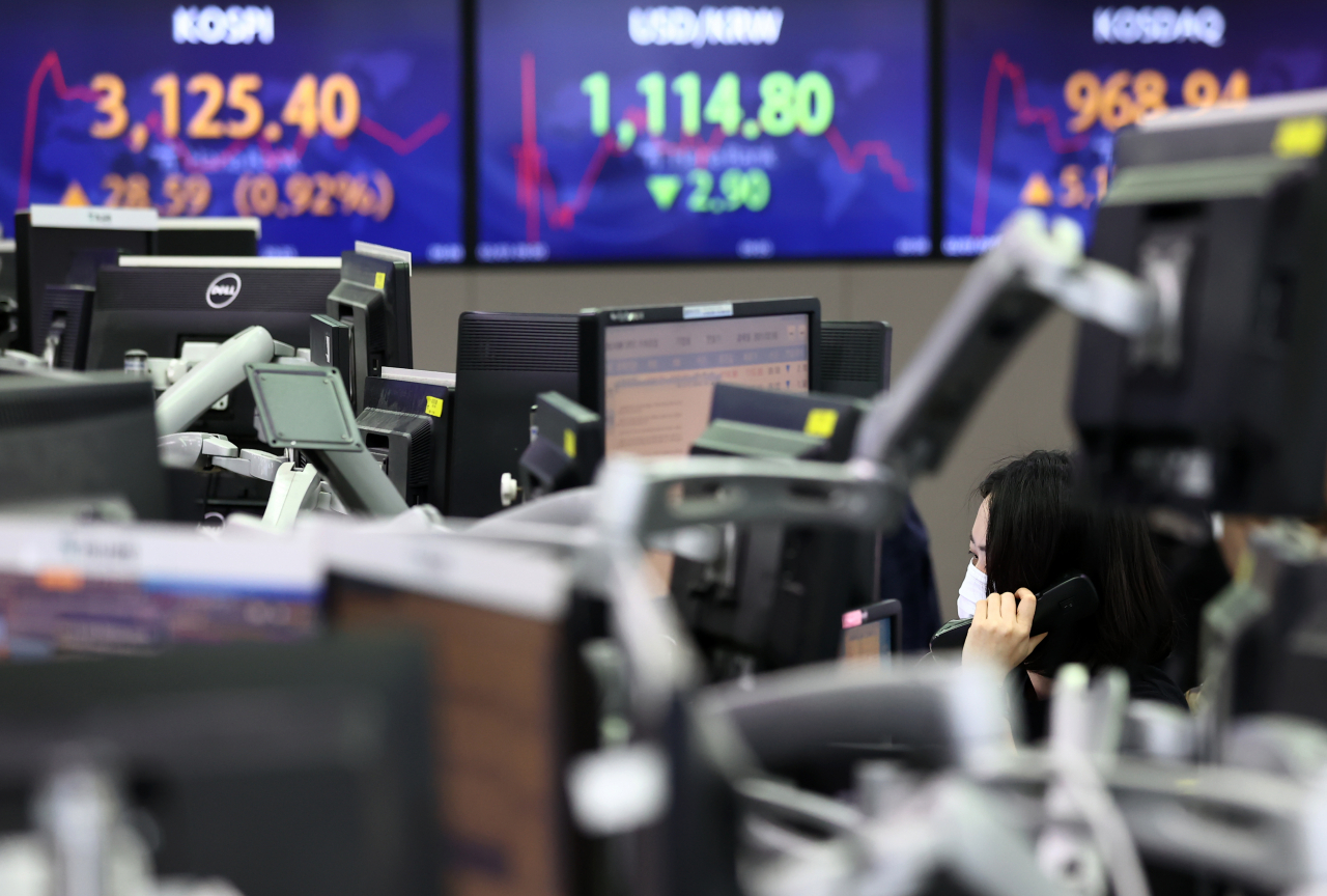 코스피가 상승 출발한 3일 오전 오전 서울 중구 하나은행 딜링룸에서 딜러들이 업무를 보고 있다. [연합]