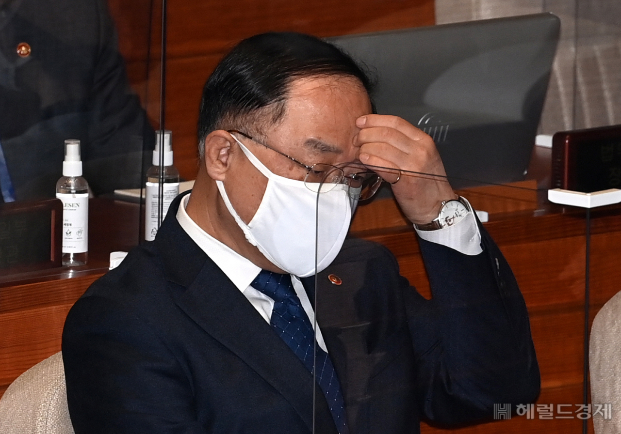 [헤럴드경제=이상섭 기자] 3일 오전 서울 여의도 국회 본회의장에 참석한 홍남기 경제부총리가 생각에 잠겨 있다. babtong@heraldcorp.com