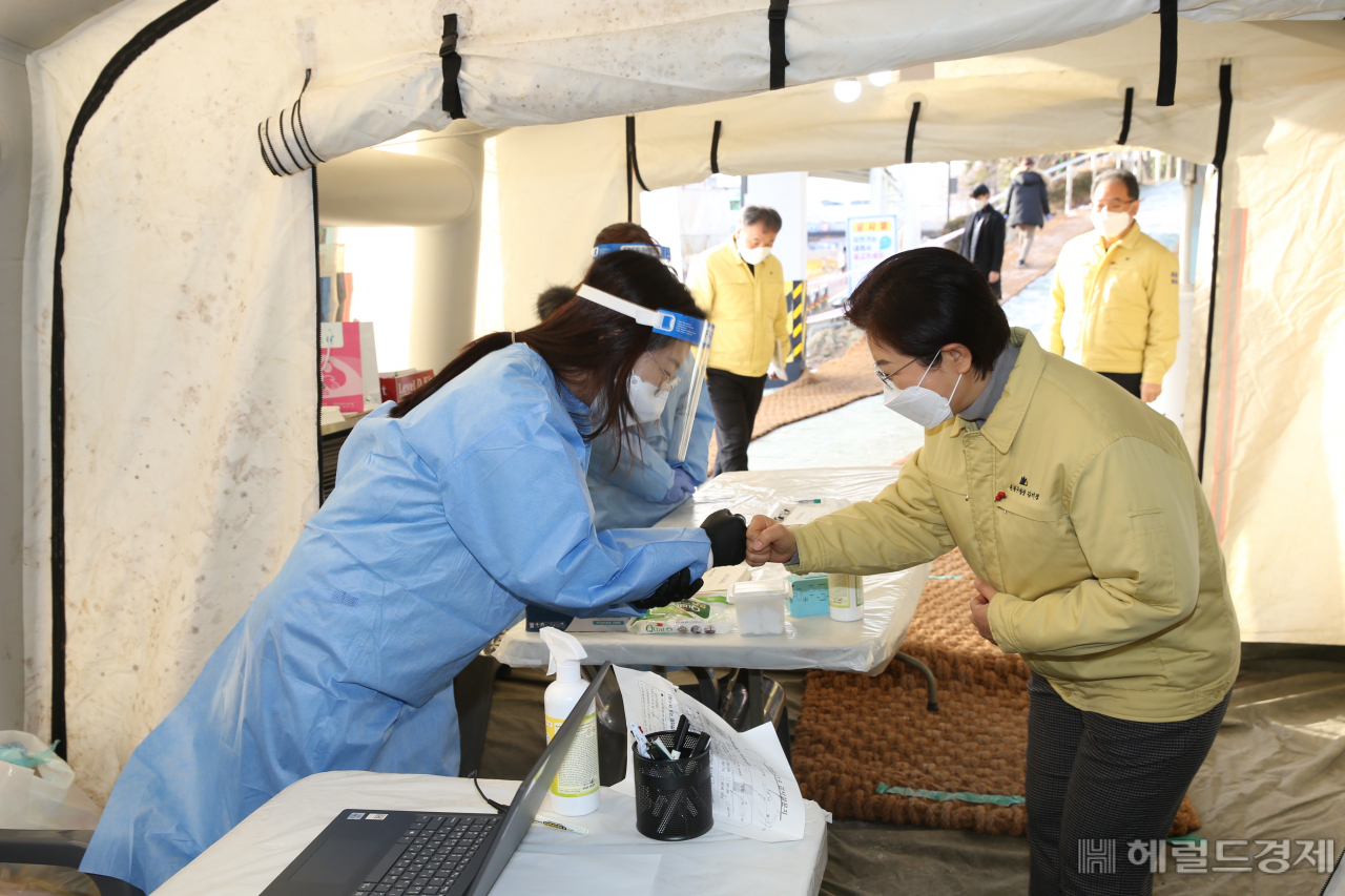 김미경 은평구청장(오른쪽)이 불광천 임시선별검사소를 방문해 의료진의 노고를 격려하고 있다.