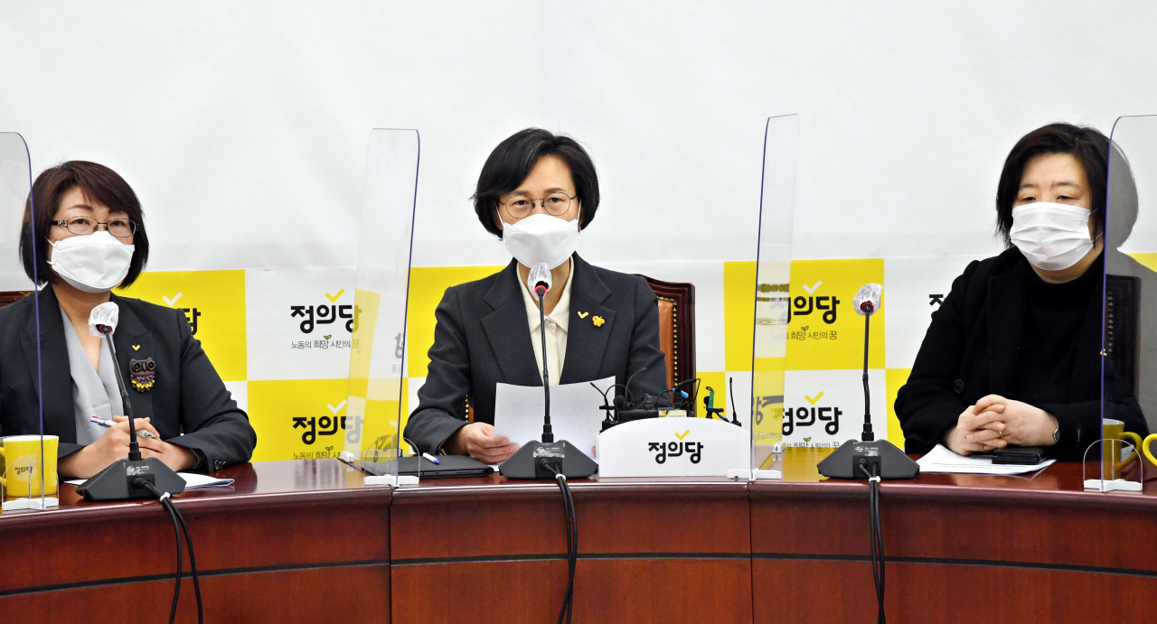 강은미 정의당 원내대표가 3일 국회에서 열린 비상대책회의에서 발언하고 있다. 이상섭 기자