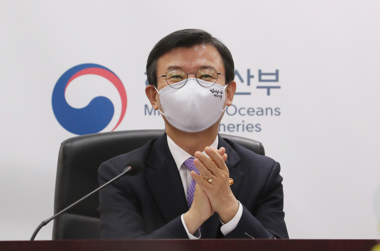 문성혁 해양수산부 장관(왼쪽)이 2일 오후 세종시 정부세종청사에서 열린 해양수산부 정책자문위원회 회의에서 영상 참석자들이 소개되자 박수치고 있다. 해양수산부는 4일 오후부터 포털 네이버의 '쇼핑 라이브'에서 설 명절 선물로 인기가 좋은 굴비, 멸치, 김 등을 최대 40％까지 할인 판매한다고 3일 밝혔다. 문 장관도 특별 출연한다. [연합]