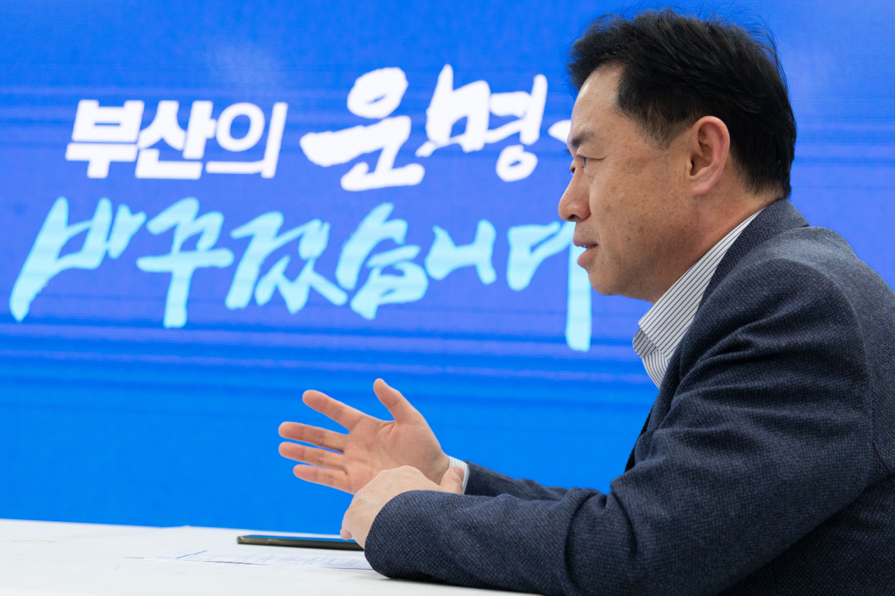 김영춘 더불어민주당 부산시장 예비후보가 2일 부산진구 소재 선거사무실에서 헤럴드경제와 인터뷰를 하고 있다. [김영춘 캠프 제공]