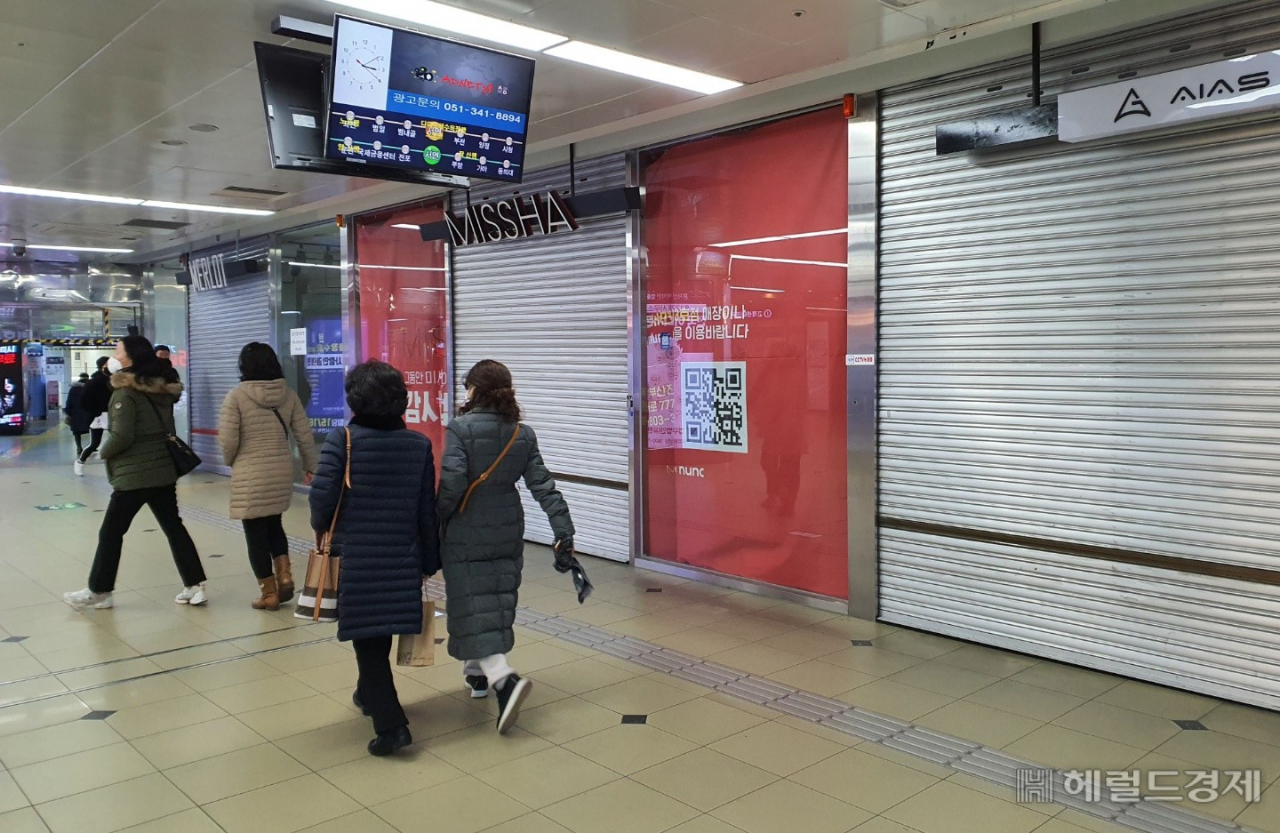 지난 2일 부산 서면 지하상가 곳곳에 문을 닫은 매장들이 눈에 띈다. [헤럴드경제=정윤희 기자 yuni@]