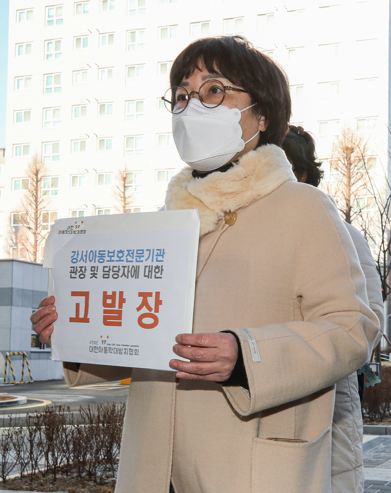 공혜정 대한아동학대방지협회 대표가 3일 오전 서울 강서경찰서 앞에서 열린 정인이 사건 관련 아동보호전문기관 고발 기자회견을 마친 뒤 고발장 접수를 위해 이동하고 있다. [연합]
