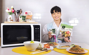가정간편식(HMR) 제품으로 만든 명절 ‘1인 한상차림’을 선보이고 있다. [CJ제일제당 제공]