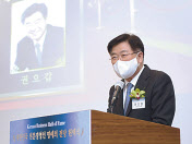 지난 2일 서울 중구 한국프레스센터에서 열린 대한민국 기업 명예의 전당 전문경영인 헌액식에 참석한 현대중공업지주 권오갑 회장이 수상 소감을 말하고 있다. [현대중공업지주 제공]