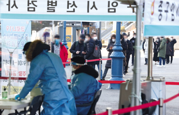 국내 신종 코로나바이러스 감염증(코로나19) 확산세가 다시 고개를 들 조짐을 보이는 가운데 3일 신규 확진자 수는 400명대 중반을 나타냈다. 중앙방역대책본부는 이날 0시 기준 국내 코로나19 신규 확진자가 467명 늘어 누적 7만9천311명이라고 밝혔다. 전날(336명)보다 131명 늘어나며 지난달 30일(456명) 이후 나흘 만에 다시 400명대로 올라섰다. 3일 오전 서울역 임시선별검사소에서 시민들이 신종 코로나바이러스 감염증(코로나19) 검사를 받기 위해 줄을 서있다. [연합]