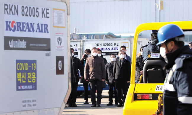문재인 대통령이 3일 오전 인천국제공항 대한항공 화물터미널에서 열린 코로나19 백신 수송 민·관·군·경 합동 모의훈련 물류과정을 참관하고 있다. [연합]