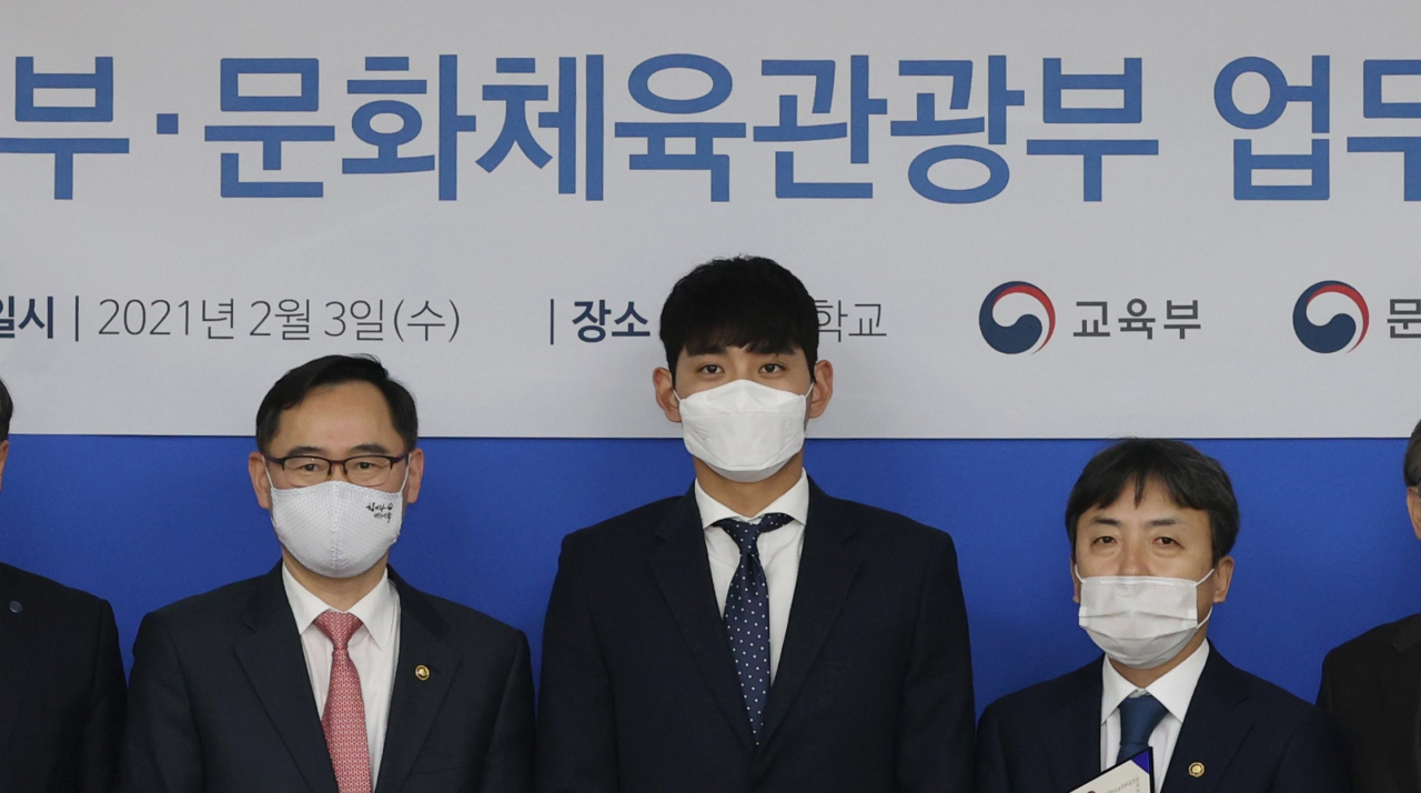 문체부 김정배 2차관이 야구 선수 이정후, 정종철 교육부 차관(이상 오른쪽부터)과 함께 업무협약식에서 기념촬영을 하고 있다. [문체부 제공]