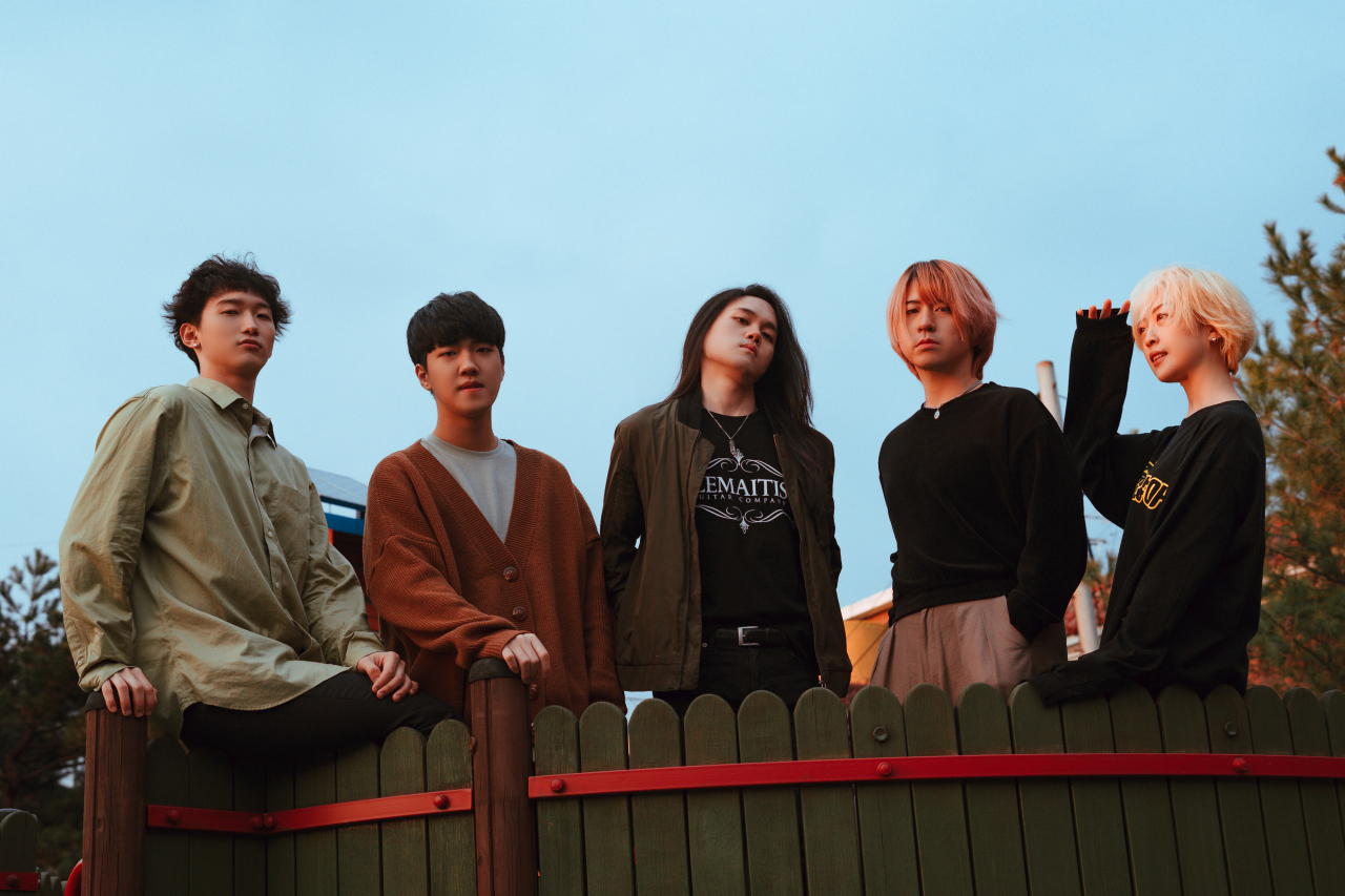 코로나19가 강타한 지난 한 해 홍대를 기반으로 활동하는 많은 뮤지션들이 힘겨운 시기를 보내고 있다. 매스록 밴드 코토바는 “홍대를 기반으로 활동하는 인디 음악가로서 공연장이 사라지다 보니 어떤 방식으로 지표를 넓혀가야 할지 막막하다”고 말했다. [코토바 제공]