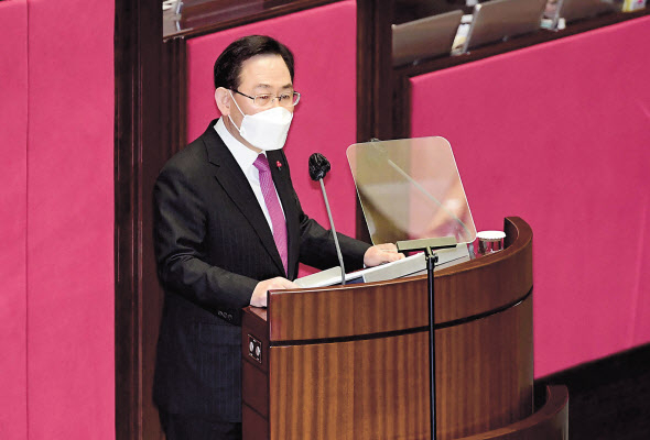 주호영 국민의힘 원내대표가 3일 국회 본회의장에서 교섭단체 대표연설을 하고 있다. 이상섭 기자
