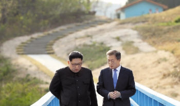 문재인 대통령과 북한 김정은 국무위원장이 지난 2018넌 4월 27일 오후 판문점 도보다리에서 산책하며 대화하고 있다. [연합]