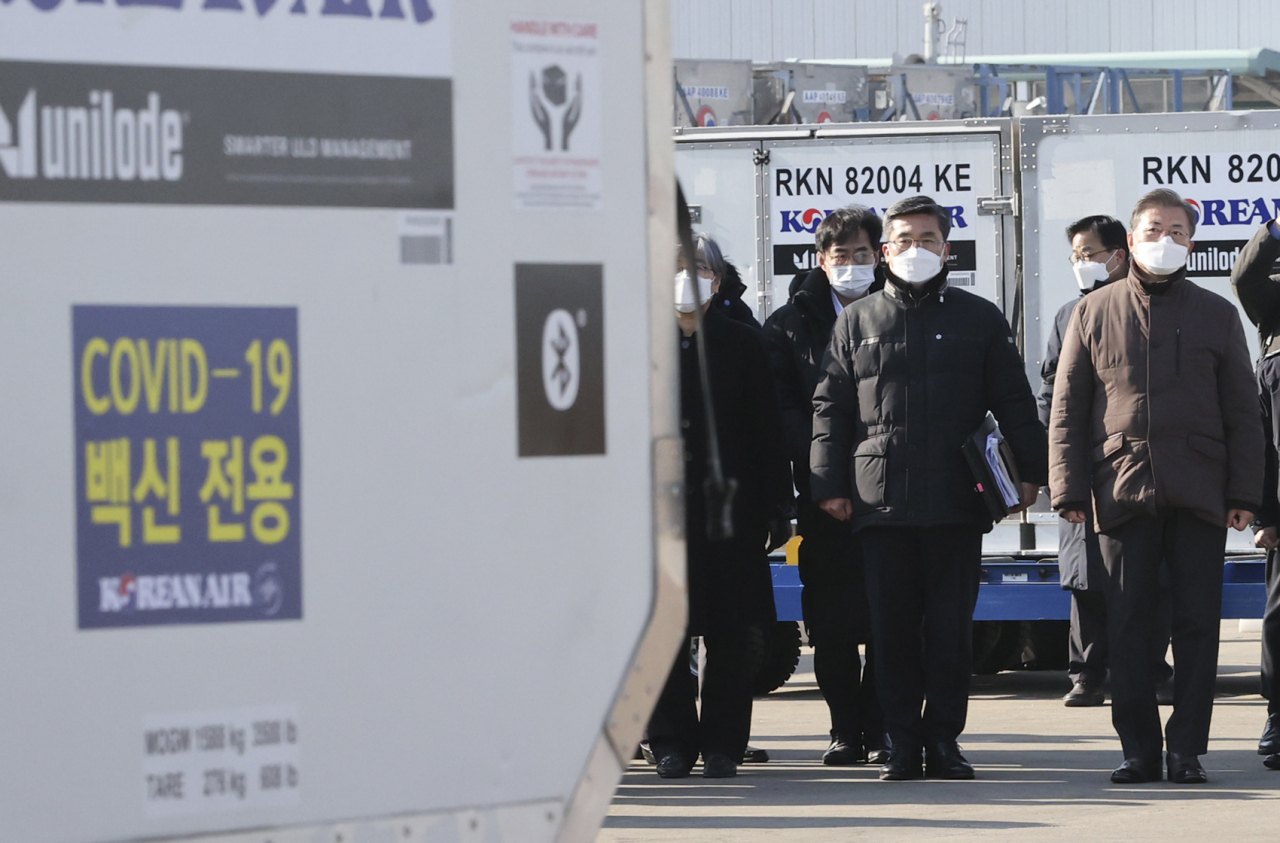 문재인 대통령이 3일 오전 인천국제공항 대한항공 화물터미널에서 열린 코로나19 백신 수송 모의훈련을 참관하고 있다. [연합]