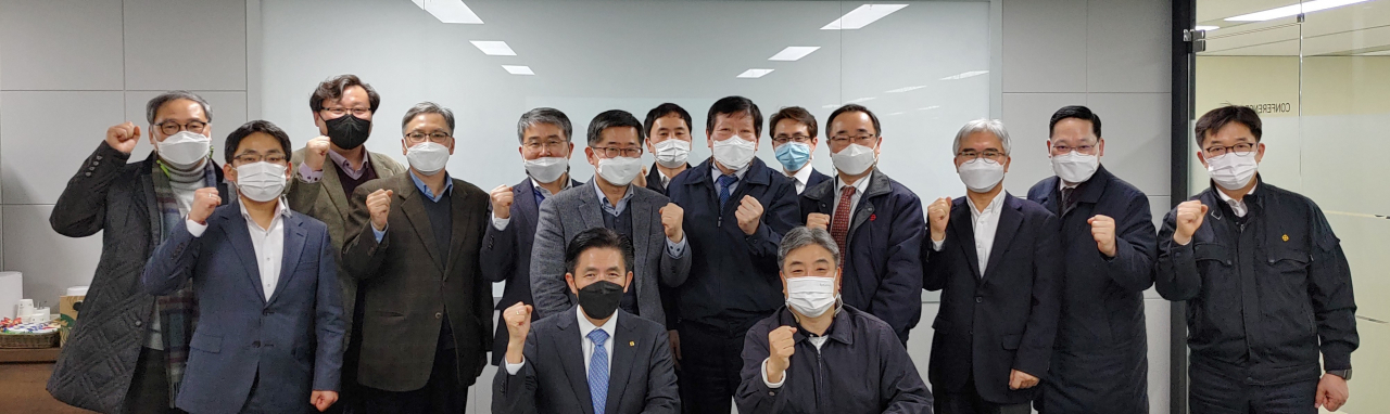 박한상 KBI그룹 부회장(앞줄 오른쪽 첫번째)과 최병욱 한밭대학교 총장(앞줄 오른쪽 두번째) 등이 지난달 29일 갑을빌딩에서 산학 업무 협력 방안을 논의하고 기념촬영을 하고 있다.[KBI그룹 제공]