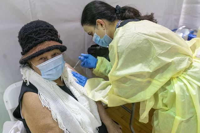 미국 뉴욕주 공공시설에서 코로나19 백신 접종을 하고 있다. [AP]