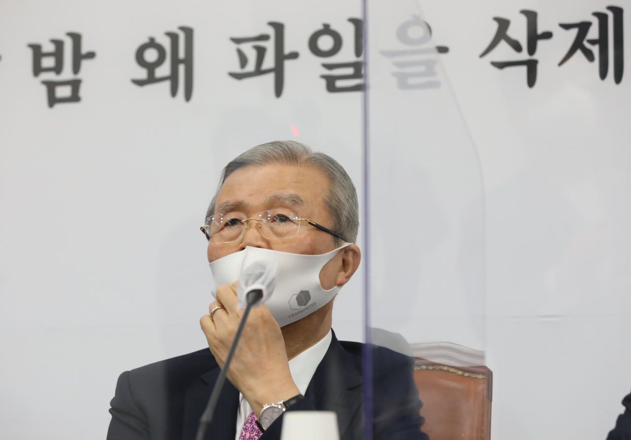 국민의 힘 김종인 비상대책위원장이 3일 오전 서울 여의도 국회에서 열린 비상대책위원회의에서 마스크를 고쳐쓰고 있다. [연합]