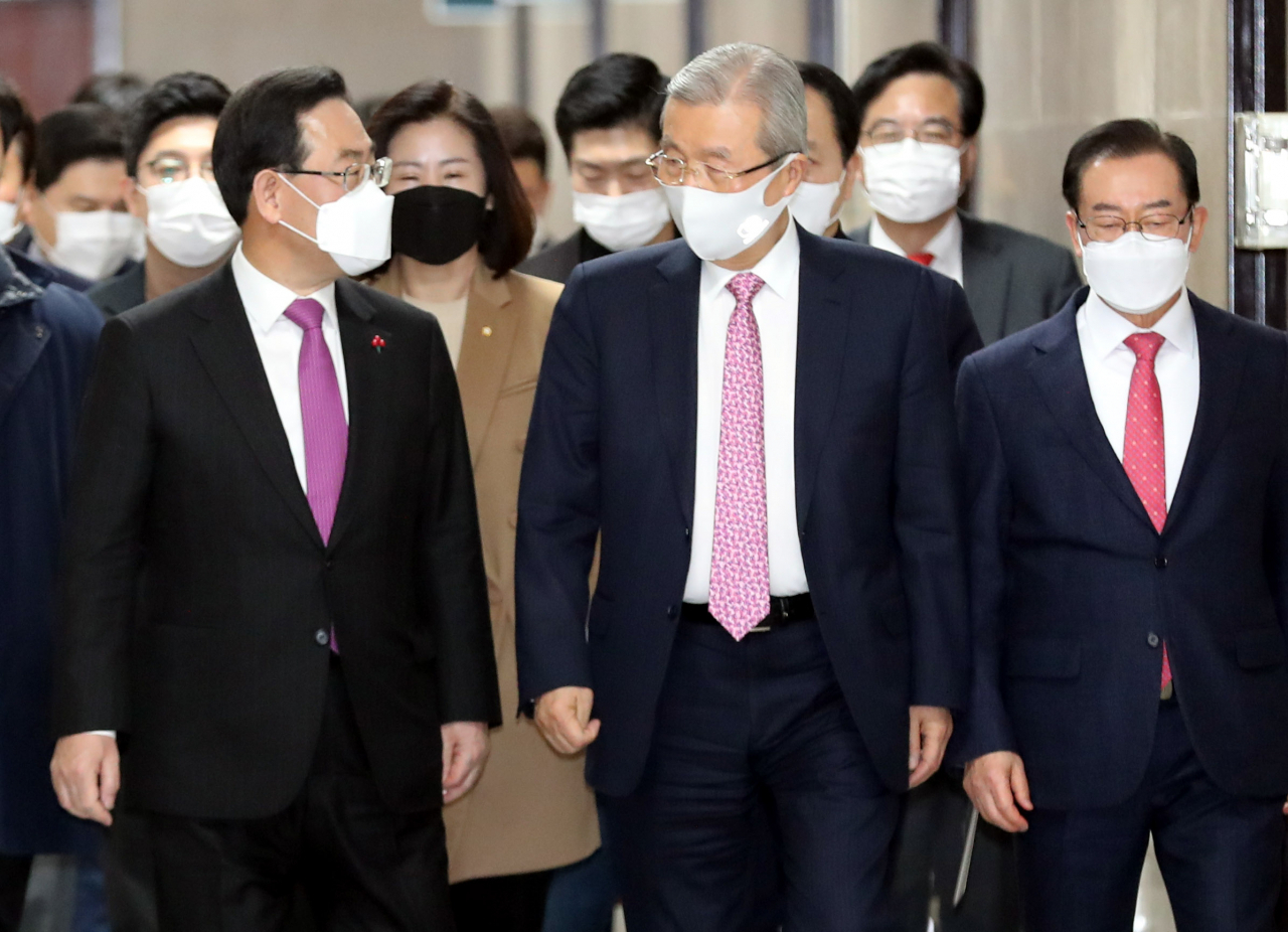 김종인 국민의힘 비상대책위원장과 주호영 원내대표가 3일 오전 서울 여의도 국회에서 열린 비상대책위원회의에 참석하고 있다. [이상섭 기자/babtong@heraldcorp.com]