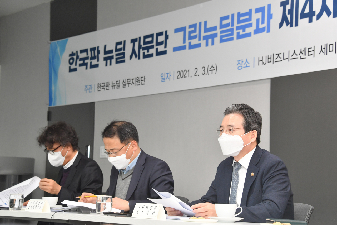 김용범(오른쪽 첫번째) 기획재정부 제1차관이 3일 서울 광화문 HJ비즈니스센터에서 화상으로 열린 '한국판 뉴딜자문단 그린뉴딜 분과 제4차 회의'를 주재, 모두발언을 하고 있다. ［기획재정부 제공］