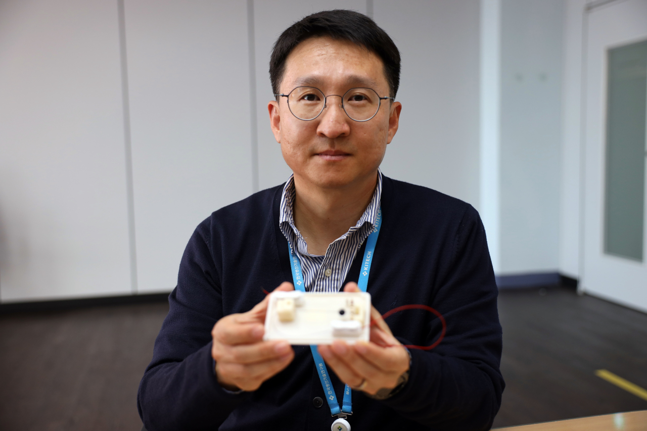 조한철 박사가 마찰대전 나노발전기를 들어 보이고 있다.[한국생산기술연구원 제공]