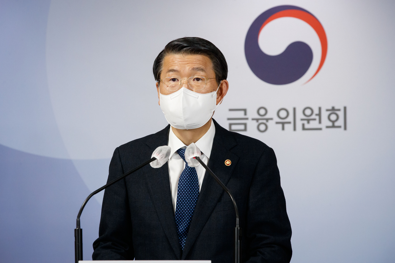 은성수 금융위원장이 3일 서울 종로구 정부서울청사 합동브리핑실에서 공매도 부분적 재개 관련 내용을 발표하고 있다.[금융위원회 제공]