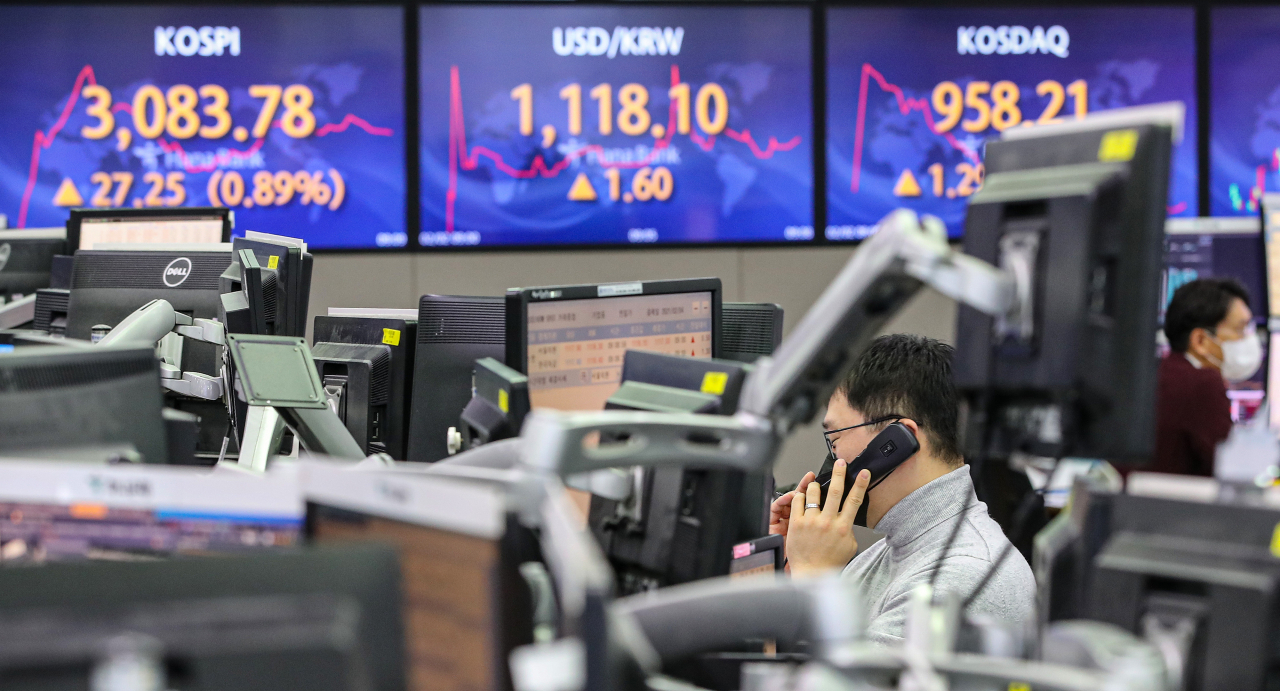 서울 중구 하나은행 딜링룸에서 직원이 분주하게 통화하고 있다. [연합]