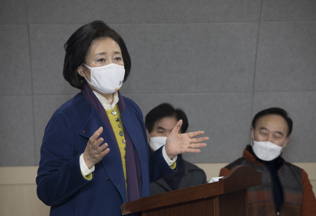 서울시장 보궐선거 더불어민주당 예비후보인 박영선 전 중소벤처기업부 장관이 2일 오전 서울 양천구 신월동 신영시장 상인회에서 소상공인 구독경제 정책발표를 하고 있다. [연합]