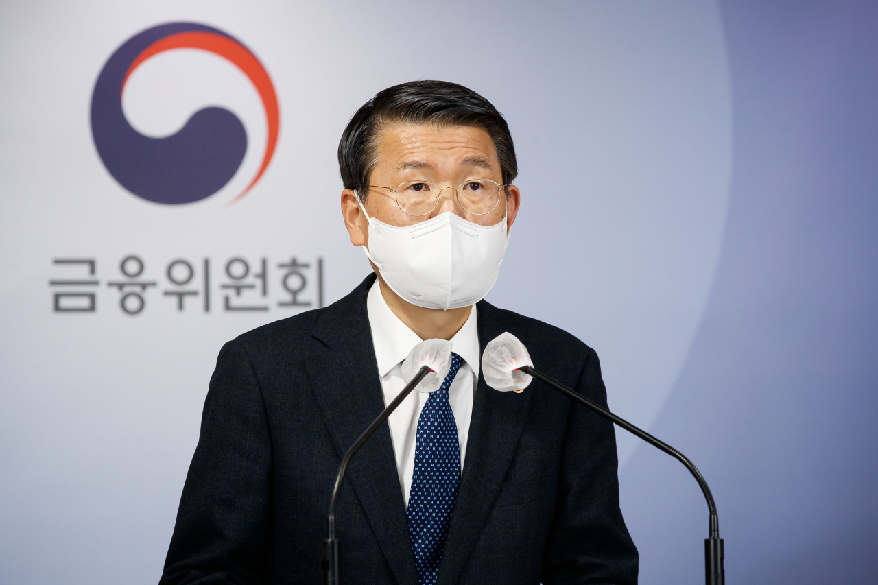 은성수 금융위원장이 3일 서울 종로구 정부서울청사 합동브리핑실에서 공매도 부분적 재개 관련 내용을 발표하고 있다. [연합]