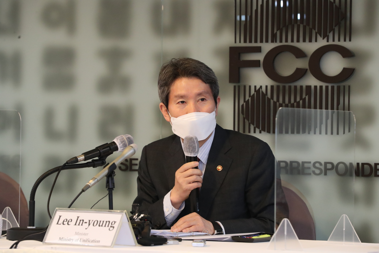 Unification Minister Lee In-young speaks during a briefing with the foreign press in Seoul on Wednesday. (Ministry of Unification)