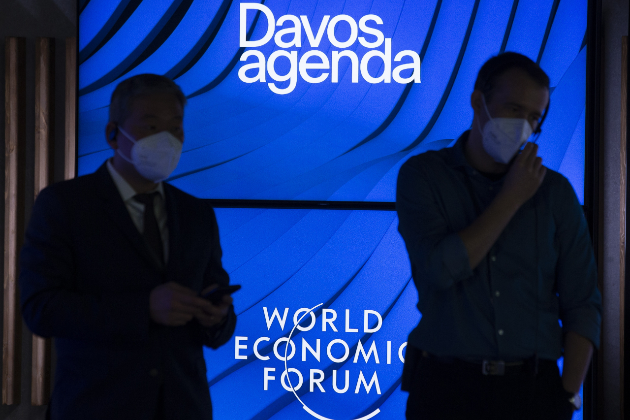 세계경제포럼(WEF) 스탭이 지난달 29일 스위스에서 열린 '다보스 어젠다' 화상회의 일정 중 마스크를 쓰고 참여하고 있다.[EPA]
