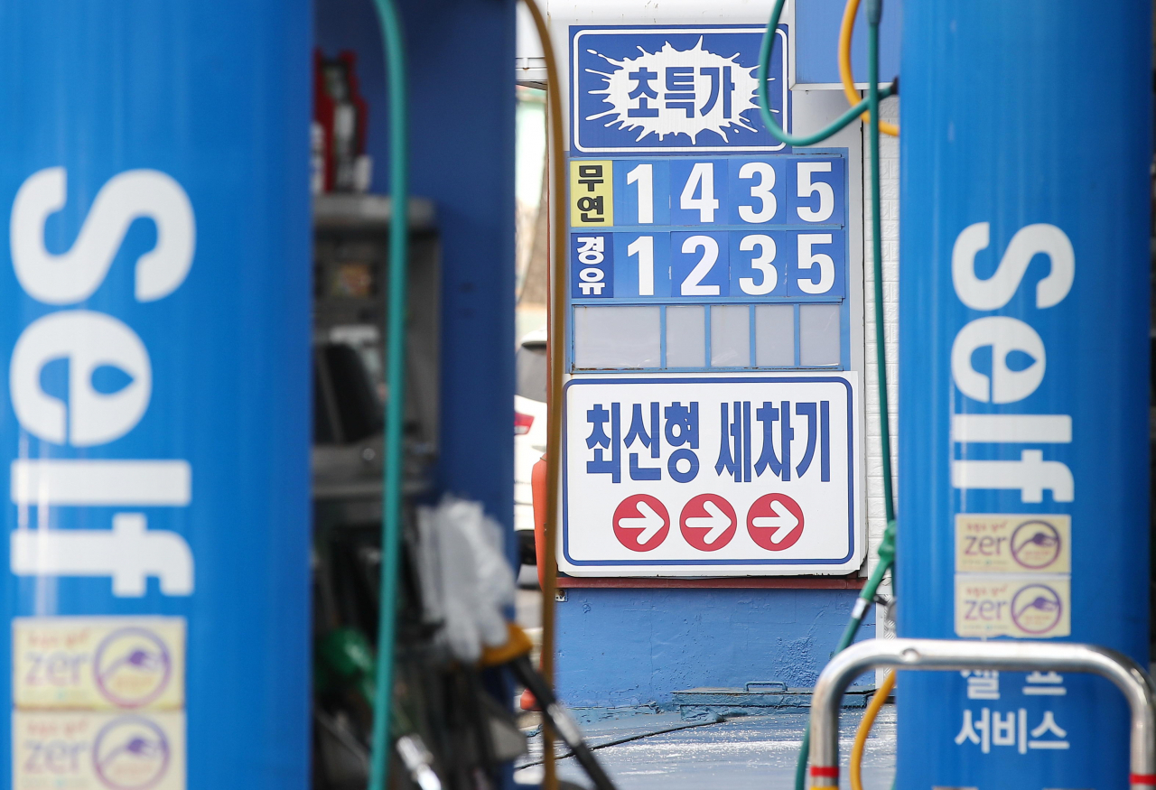 3일 서울 시내 한 주유소 앞에 휘발유 가격이 게시돼 있다. 한국석유공사 유가 정보 서비스 '오피넷'에 따르면 이날 주유소 휘발유 평균 판매가격은 ℓ당 1천426.4원을 기록했다. [연합]