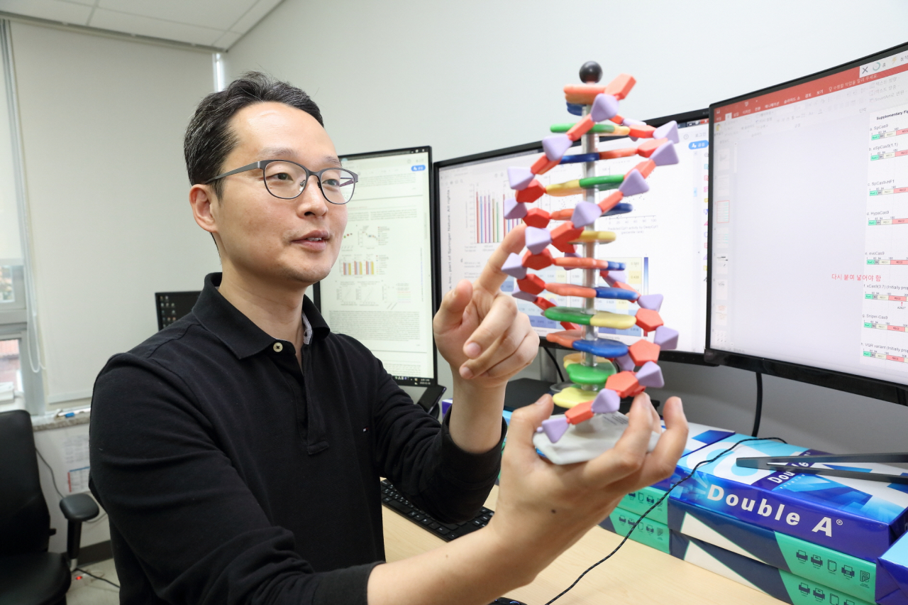 연세대학교 의과대학 김형범 교수가 DNA 염기 서열 변화에 관한 실험을 하고 있다. [삼성전자 제공]