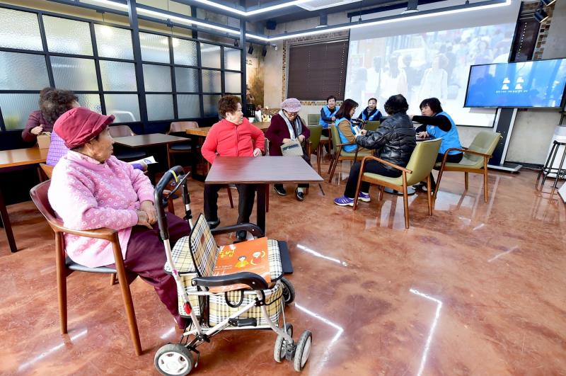 인천시가 시행하고 있는 ‘두뇌 톡톡 뇌건강학교’ 모습.