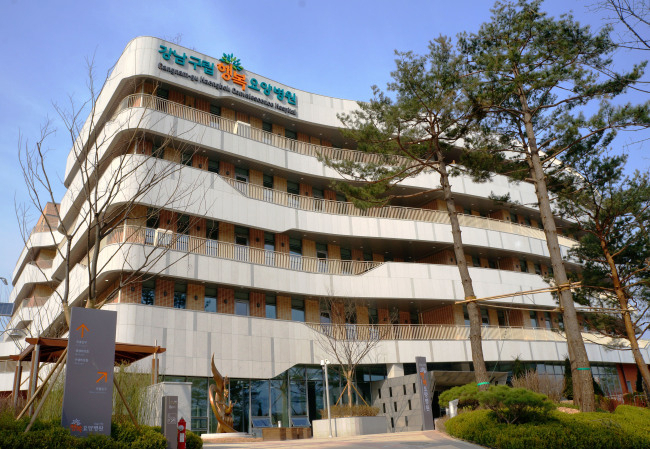 서울시는 감염병 관리가 우수한 요양병원 22곳을 선정해 최대 5000만원의 인센티브를 주는 ‘서울형 의료기관 인센티브 지원사업’을 시행한다고 21일 밝혔다. 사진은 서울 강남구에 있는 행복요양병원 전경. [헤럴드경제 DB]