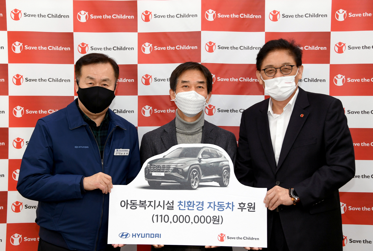 현대자동차 노사가 설 연휴를 맞아 세이브더칠드런에 투싼 하이브리드 3대 등 물품을 기증했다. 투싼 하이브리즈 기증식을 진행하는 (사진 왼쪽부터) 남강희 현대차 노동조합 정비위원회의장,최희복 현대차 서비스사업부장, 정태영 세이브더칠드런 사무총장.