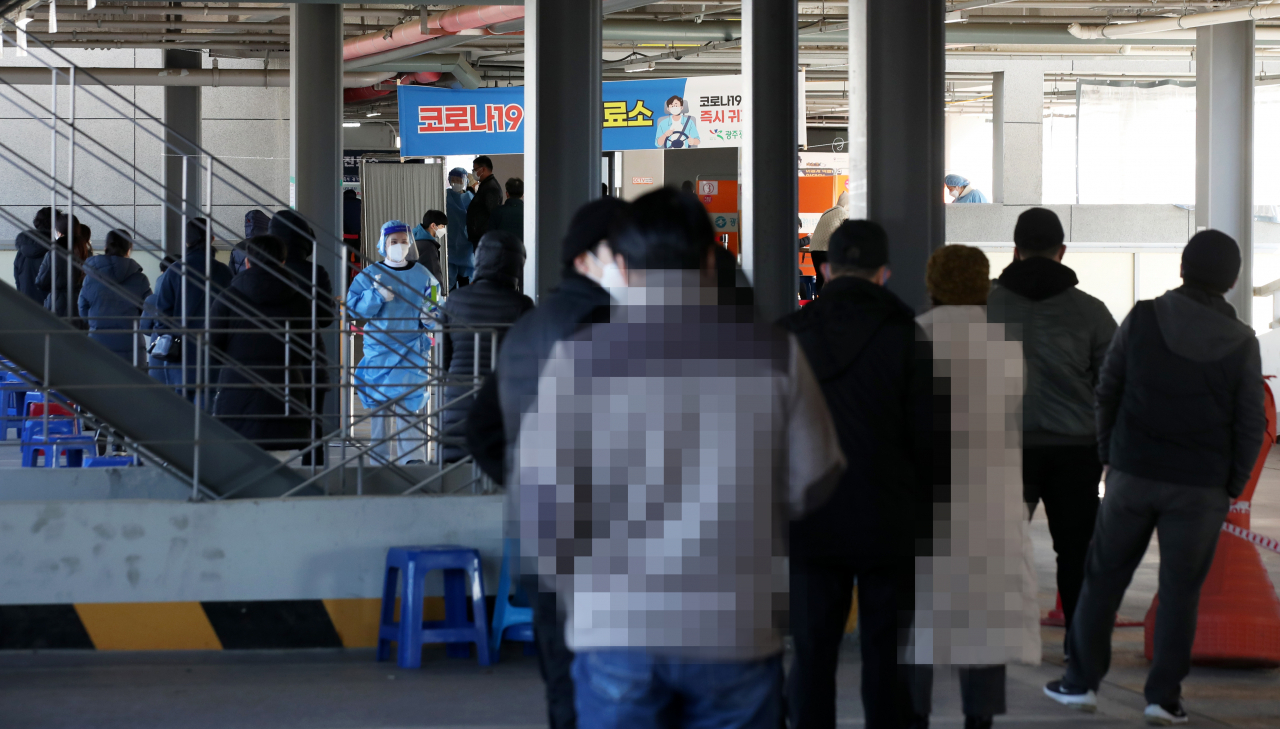 3일 광주 북구선별진료소에서 신종 코로나바이러스 감염증(코로나19) 검사를 받으려는 시민들이 줄 서 대기하고 있다. [연합]