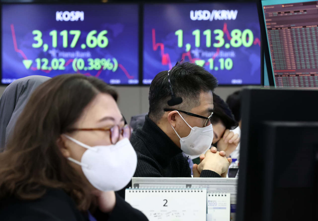 코스피가 소폭 하락 출발한 4일 오전 서울 중구 하나은행 딜링룸에서 딜러들이 업무를 보고 있다. [연합]