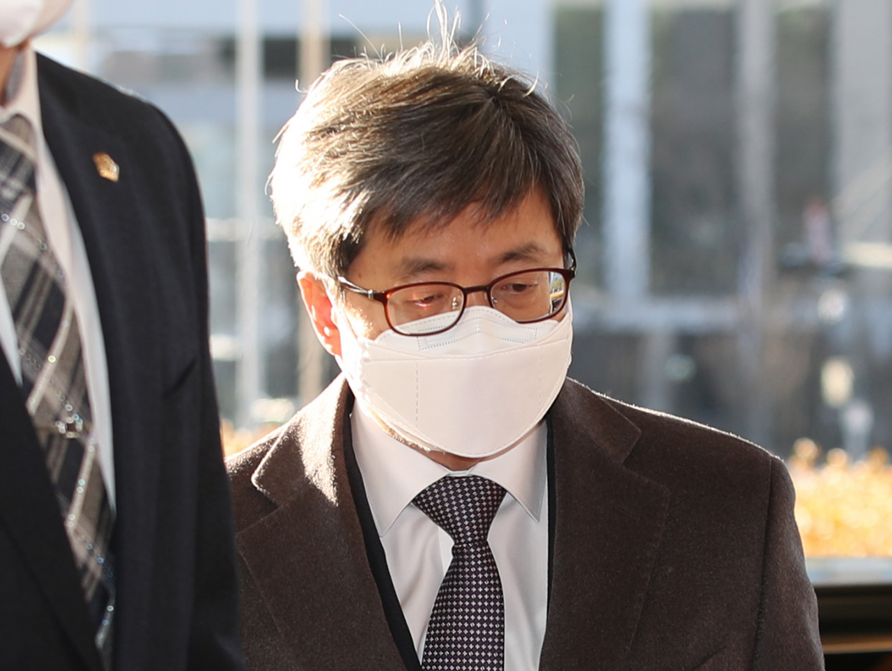 김명수 대법원장이 '사법농단'에 연루된 임성근 부산고법 부장판사에 대한 탄핵소추안 표결이 예정된 4일 오전 서울 서초구 대법원으로 출근하고 있다. [연합]