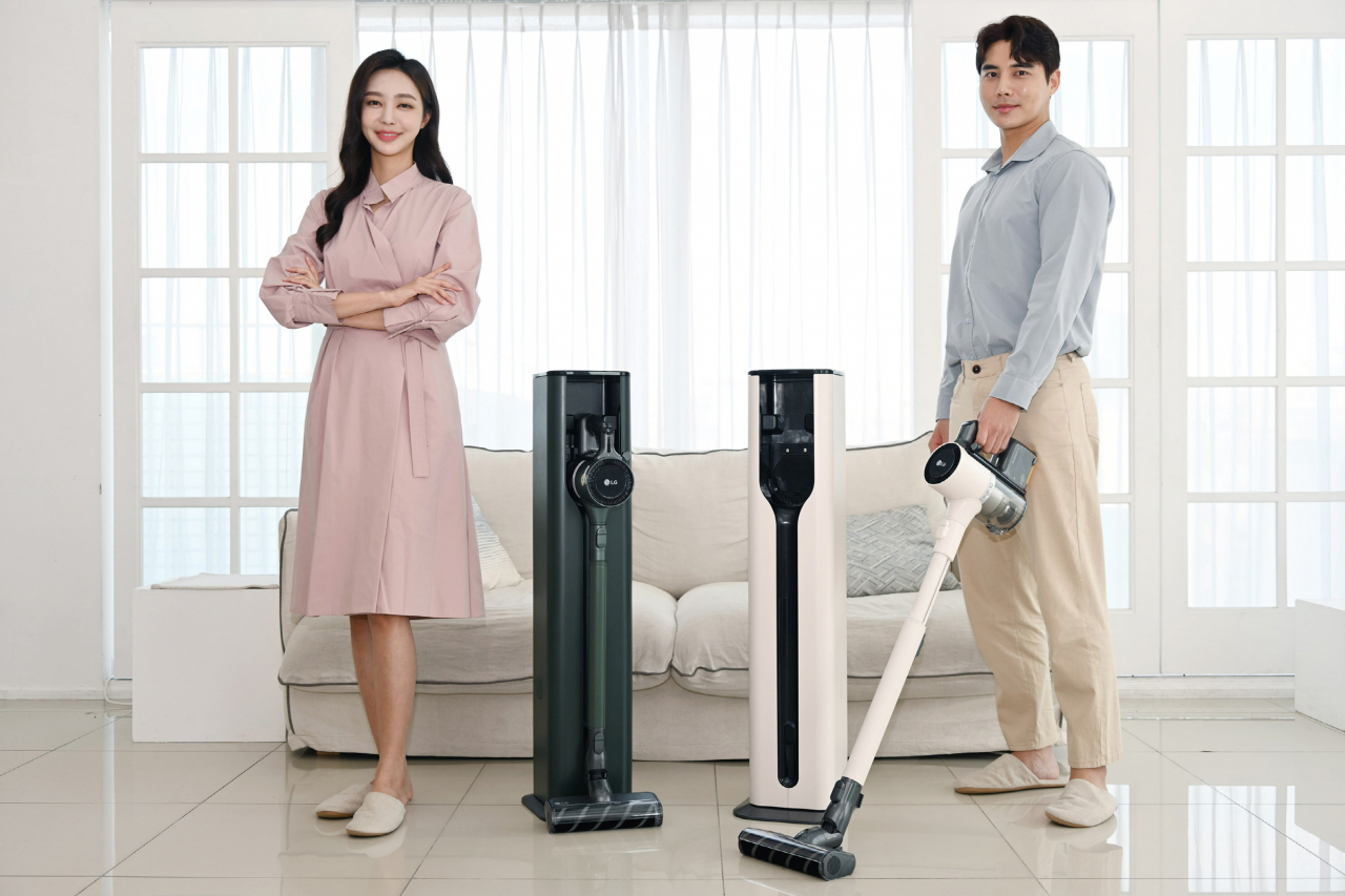 모델들이 LG 코드제로 A9S 씽큐 신제품을 소개하고 있는 모습. [LG전자 제공]