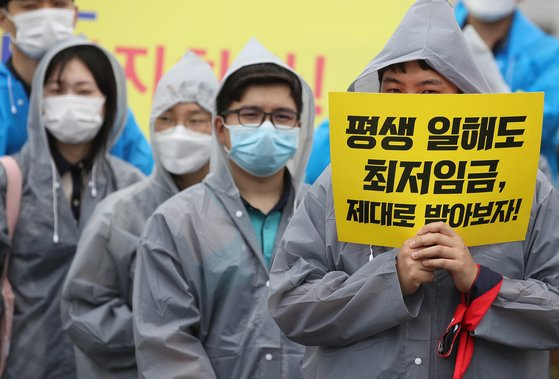 한국공항공사 자회사 KAC공항서비스 노조원들이 직고용 및 바람직한 자회사 등을 요구하는 구호를 외치고 있다. [연합]