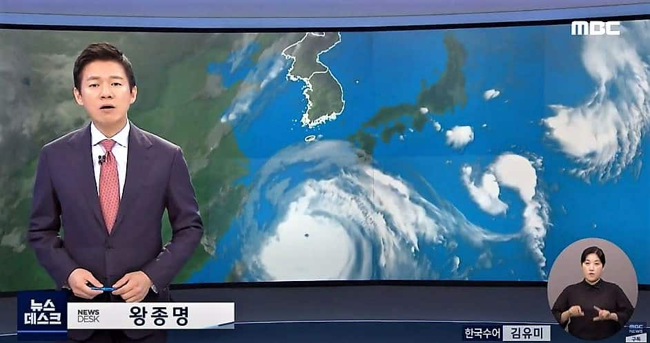 방송 화면 구석에 잡힌 수어 장면을 분리 및 확대할 수 있는 시청각장애인 맞춤형TV가 올해 보급된다 [MBC뉴스데스크 화면 캡처]